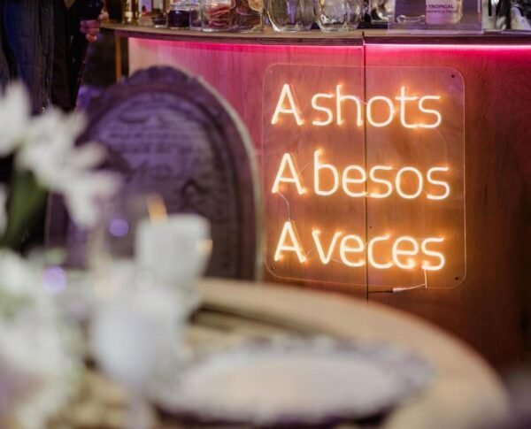 A besos, a veces, a shots